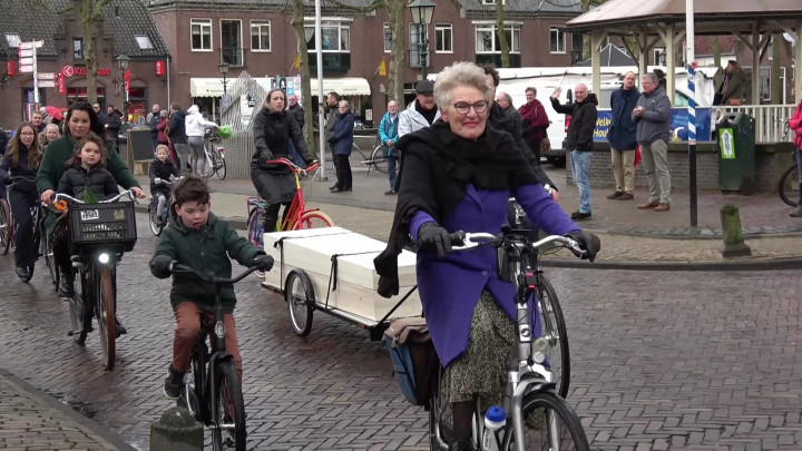 Bijzondere uitvaartstoet voor Jan de Jong, op de fiets - Houtens Nieuws |  Nieuws uit de regio Houten